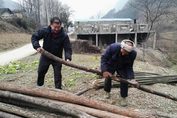 漢江師范學(xué)院校領(lǐng)導(dǎo)精準扶貧與鄉(xiāng)親同吃同樂同勞動