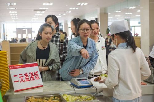 2元蓋澆飯后勤服務(wù)團(tuán)隊：飄香十余載，暖心不漲價