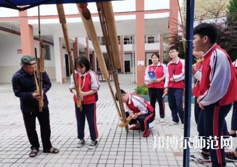 學費對于家長們來說，會在了解學校之前自己確定好學費的范圍，這樣就以這個目標來衡量學校，但是有的家長其實是更關(guān)心學校的安全這些，很擔心學生在學校沒有安全保障，所以小編就準備了臺江幼兒師范中等職業(yè)學校收費情況，供與參考。 臺江幼兒師范中等職業(yè)學校收費標準 住宿費500元/學年、書本費400元/學年,合計繳費900元。 建檔立卡戶享受“三免兩補”(免學費、免(補)住宿費、免(補)書費，國家助學金、專項助學金) 臺江幼兒師范中等職業(yè)學校開展7月主題黨日系列活動 1921.7 ~ 2019.7 篳路藍縷，砥礪前行 初心不忘，邁向復興 98年，對于一個人，也許很漫長; 對于一個國家，彈指一揮間; 對于一個政黨，恰是風華正茂! 今年，黨的98歲生日， 我們熱烈慶祝中國共產(chǎn)黨98周年快樂! 6月10日晚,我校第一屆校園“十佳歌手”比賽暨歌唱祖國獻禮70周年決賽在演播廳拉開序幕。 來自學校不同專業(yè)的19位同學引吭高歌，歌唱祖國。比賽期間高潮迭起，精彩紛呈。選手們在舞臺上活力四射，盡顯職校學生魅力。 近一個半小時的角逐，“十佳歌手”終于誕生。張帆校長、金海清副校長親自為獲獎學生頒發(fā)榮譽證書。頒獎結(jié)束后，全體同學用一曲《我和我的祖國》獻禮祖國70周年，唱出對黨和祖國的熱愛。 6月24日，我校黨支部書記、校長張帆，黨支部副書記趙明珠走訪慰問貧困學生姜發(fā)才，張帆校長仔細詢問姜發(fā)才在杭州的學習和生活情況，希望姜發(fā)才在杭州繼續(xù)努力學習，認真做好即將開展的頂崗實習工作，學好技能走出大山，通過自己的努力改變自己和家庭的命運，最后，張帆校長代表臺江職校黨支部及全體師生將6000元愛心捐款交到了姜發(fā)才伯母手中。 6月28日，我校黨支部書記、校長張帆，黨支部副書記趙明珠走慰問貧困學生姜非明、姜非林(兩人為雙胞胎，孤兒)。張帆校長親自為兩位同學送去新衣服，并詳細了解學生的家庭情況，與其監(jiān)護人進行溝通和交流，將一千多元資助金交到學生監(jiān)護人手中，以增強其克服困難的信心。 6月28日，臺江職校黨支部圍繞脫貧攻堅工作，開展走訪慰問，送溫暖、送服務活動，幫助特困黨員、老黨員等解決工作中的實際困難和生活問題，走訪慰問幫扶村、看望我校脫貧攻堅駐村干部，為南省村村委送去兩箱辦公室打印用紙，為南省村貧困黨員、臺江職校困難黨員、老黨員送去食用油、大米等慰問品。 張帆校長致辭，回顧黨支部工作并對奮斗在各工作崗位上的黨員表示感謝，同時向全體黨員提出要求， 他表示，全體黨員要把加強黨的思想理論建設放在第一位，要加強黨性修養(yǎng)，不斷提高自身素質(zhì)，要加強作風建設，提高教育教學質(zhì)量。 “我志愿加入中國共產(chǎn)黨，擁護黨的綱領(lǐng)，遵守黨的章程……隨時準備為黨和人民犧牲一切，永不叛黨!”7月1日，臺江職校全體黨員干部在退休黨員歐德耀同志帶領(lǐng)下，面對莊嚴的黨旗，整齊列隊，重溫入黨誓詞。 黨支部副書記趙明珠組織全體黨員學習習近平總書記在學校思想政治理論課教師座談會上的重要講話精神。 熊金江副校長宣讀《臺江職校關(guān)于“七一”表彰優(yōu)秀黨員、黨齡“逢十”黨員的決定》。 張帆校長為優(yōu)秀黨員、黨齡“逢十”黨員頒發(fā)榮譽證書 系列活動在雄壯的《國際歌》中落下帷幕，歌聲鏗鏘有力，革命精神代代傳遞，美好的生活共同憧憬。 九十八年，崢嶸歲月， 九十八年，輝煌歷程。 今天的我們揮舞著前輩們的偉大旗幟 ,追隨著那從未熄滅的明燈,沖鋒陷陣,高揚風帆,向著那彼岸,向著那未來更加執(zhí)著而勇敢地前進, 前進 ,前進! 不是所有的中專學校都會根據(jù)分數(shù)來錄取的，有的學校錄取是根據(jù)專業(yè)的招生要求面試錄取學生。其實現(xiàn)在學生想要升學有很多的通道，只是在家長和學生的觀念里，只有通過了高考或者中考是最好的，但是現(xiàn)在利用專業(yè)課程同樣也是能升學的。 家長在了解學校的學費時也是要注意學校的學費中間是穿插了各種的助學政策、減免政策、免學費政策還有學校的獎學金政策，家長們把這些了解清楚了就可以幫助自己前進一部分的學費。