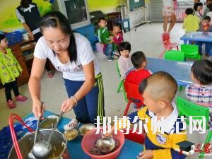 遵義2020年幼師學(xué)校有哪些科目?我們知道幼師專業(yè)是屬于一個學(xué)習(xí)內(nèi)容比較多的專業(yè)，因?yàn)槭切∨笥训膯⒚呻A段，同學(xué)們自己在報讀本專業(yè)的時候很多的同學(xué)都不知道到底是學(xué)一些什么?于是都來問道小編，小編就來給大家說一下關(guān)于學(xué)校科目的事情哦。  幼師學(xué)校學(xué)習(xí)專業(yè)課程 1、幼兒教育學(xué)  了解現(xiàn)代教育、幼兒教育的新觀念、新思想、新信息，結(jié)合我國幼兒教育改革中的新問題、新情況，將理論的闡述和幼兒教育實(shí)踐中的問題結(jié)合起來，進(jìn)行具體分析和指導(dǎo)。  2、幼兒心理學(xué)  了解幼兒的認(rèn)知和言語發(fā)展的特點(diǎn)和規(guī)律、幼兒的情緒、個性與社會性發(fā)展的關(guān)系及幼兒的活動心里。能依據(jù)幼兒特點(diǎn)，利用所學(xué)相關(guān)知識，初步具備幼兒園基層崗位幼兒教師的工作能力。培養(yǎng)學(xué)生具有誠實(shí)守信、善于溝通和合作的品質(zhì)。  3、幼師英語  根據(jù)幼師學(xué)生的英語水平和專業(yè)特點(diǎn)，從聽、說、讀、寫四個方面全方位的培養(yǎng)學(xué)生，讓學(xué)生掌握基本語法知識、語音知識、日常用語，提高學(xué)生的口語交際技能和綜合閱讀、寫作能力。讓學(xué)生在學(xué)習(xí)過程中發(fā)展綜合語音運(yùn)用能力，提高人文素養(yǎng)，增強(qiáng)實(shí)踐能力，培養(yǎng)創(chuàng)新精神。  4、幼兒園組織與管理  讓學(xué)生了解幼兒園組織與管理的基本原理和內(nèi)容，掌握幼兒園組織與管理的基本規(guī)律，學(xué)會用所學(xué)專業(yè)理論解決實(shí)際工作中遇到的管理問題。結(jié)合案例分析，培養(yǎng)學(xué)生的思辨意識、創(chuàng)新意識，提高學(xué)生與時俱進(jìn)的管理理念，為學(xué)生今后從事幼兒園教育工作和管理工作奠定良好的基礎(chǔ)，具有較強(qiáng)的實(shí)用性和可操作性。  學(xué)前教育前景好不好 學(xué)前教育上的現(xiàn)在已經(jīng)有越來越多的人關(guān)注，就業(yè)前景上的非常不錯的一個職業(yè)了，在現(xiàn)階段學(xué)前教育專業(yè)就業(yè)率上也在一直上升，我國對于學(xué)前教育上的重視的提升，也為學(xué)前教育專業(yè)人才提供了較好的就業(yè)機(jī)會，使得社會上的對于學(xué)前教育人才上的甚至出現(xiàn)了供不應(yīng)求的現(xiàn)象，學(xué)前教育現(xiàn)階段也已經(jīng)成為一個非常重要的教育階段，擁有高素質(zhì)的學(xué)前教育人才對于整個教育事業(yè)上的也能夠起到一個促進(jìn)和發(fā)展的作用。  幼師專業(yè)上就業(yè)前景也是比較好的，現(xiàn)階段社會上的對于幼師的需求也越來越多了，對于早期教育上的重視度的提升，使得幼師人才成為現(xiàn)階段社會上的所需要的重要人才選擇。  我們可以看到幼師專業(yè)學(xué)習(xí)的是很多的，小編給大家列舉了一些專業(yè)課程，其實(shí)這個專業(yè)是一個需要自己花費(fèi)很多心力來學(xué)習(xí)的專業(yè)，同學(xué)們學(xué)習(xí)的內(nèi)容是很廣泛的，不過這個專業(yè)只要學(xué)好了，將來在就業(yè)方面就會很不錯，所以，希望選擇這個專業(yè)的同學(xué)都能掌握足夠的專業(yè)知識哦。